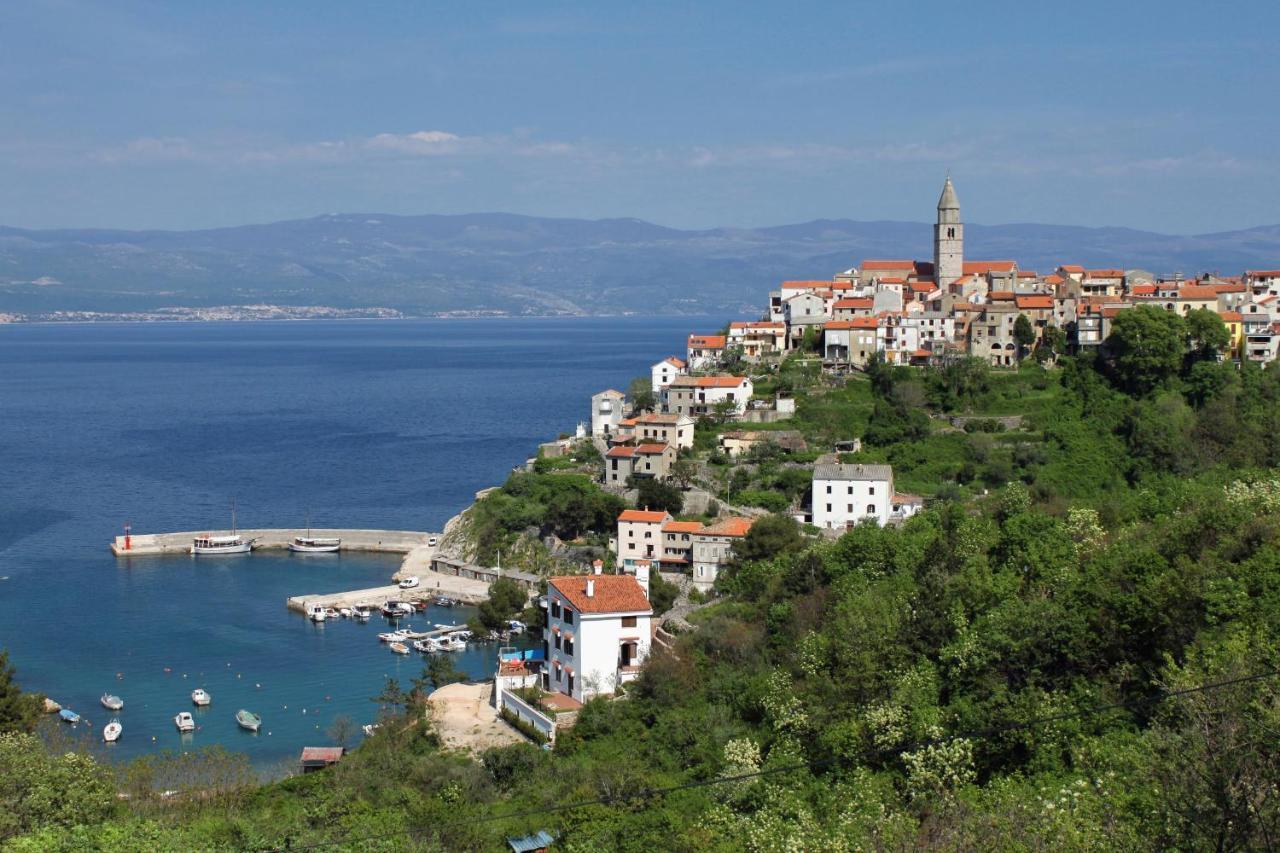 Apartments And Rooms With Parking Space Vrbnik, Krk - 5301 Bagian luar foto