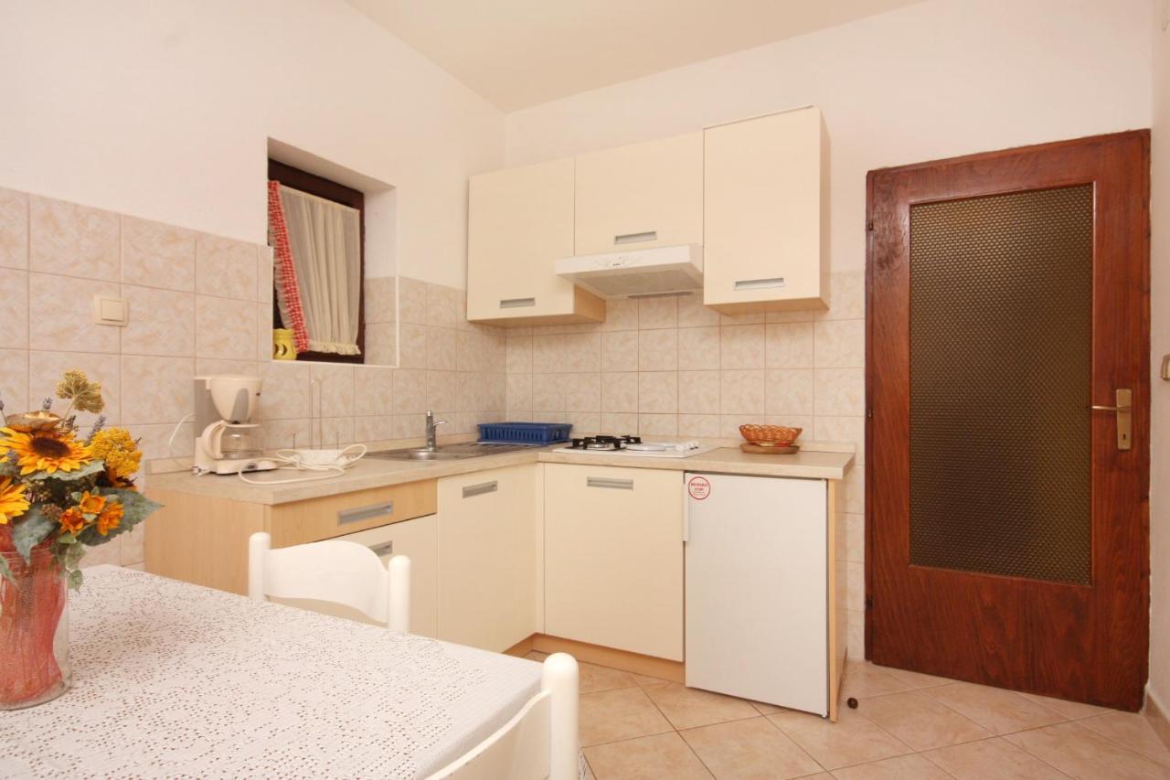 Apartments And Rooms With Parking Space Vrbnik, Krk - 5301 Bagian luar foto