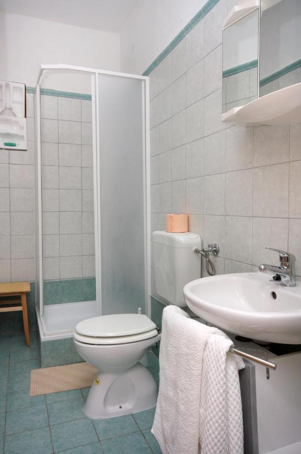 Apartments And Rooms With Parking Space Vrbnik, Krk - 5301 Bagian luar foto