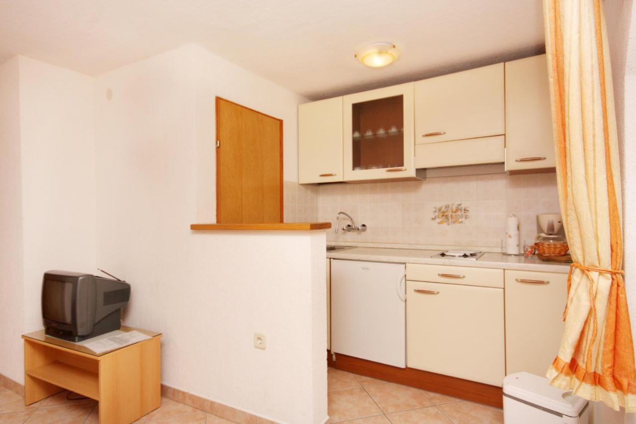 Apartments And Rooms With Parking Space Vrbnik, Krk - 5301 Bagian luar foto
