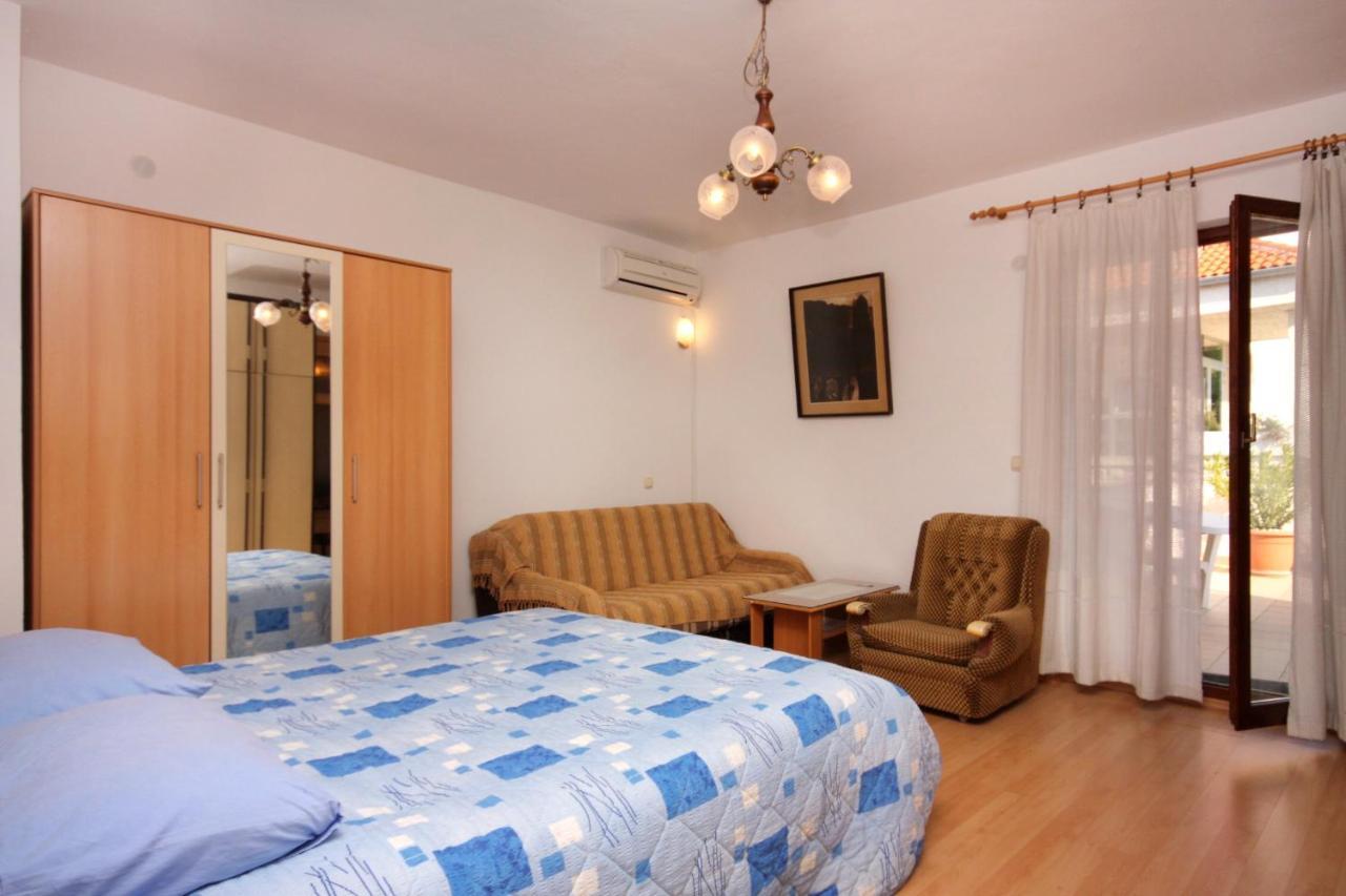 Apartments And Rooms With Parking Space Vrbnik, Krk - 5301 Bagian luar foto
