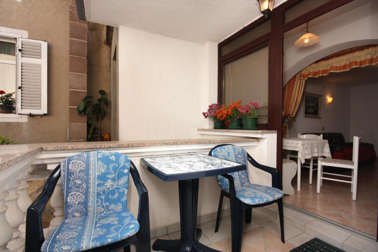 Apartments And Rooms With Parking Space Vrbnik, Krk - 5301 Bagian luar foto