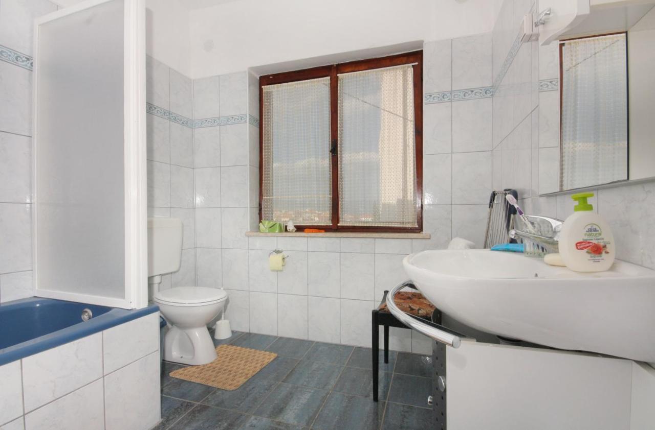 Apartments And Rooms With Parking Space Vrbnik, Krk - 5301 Bagian luar foto